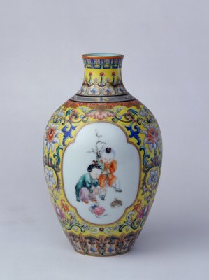 图片[3]-Yellow ground enamel colored baby play pattern bottle-China Archive